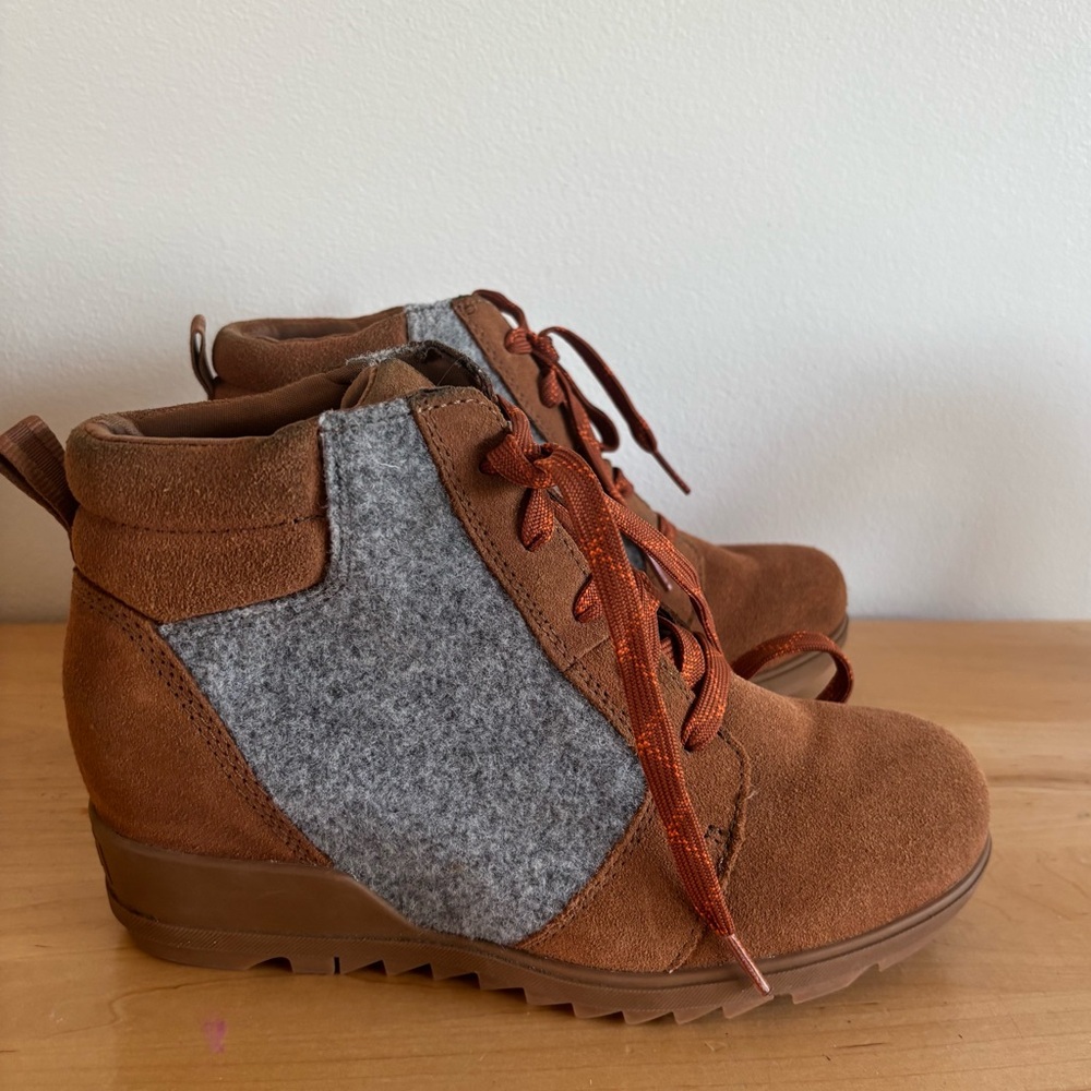 SOREL‎ Evie Ankle Lace-up Wedge Platform Booties Tan Brown Gray Suede Size 7